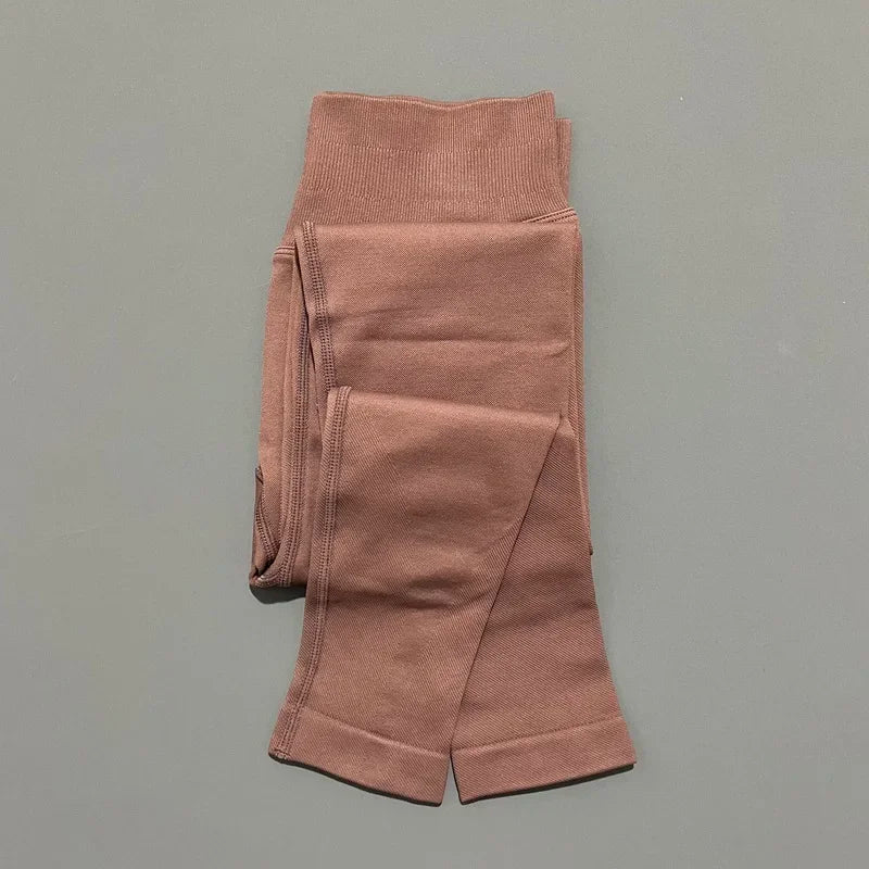 TEVEO Women's Mid-Waist Yoga Leggings with Peach-Butt Design, Feel-Like and Tight Fit, Suitable for Gym Workouts and Exercise.
