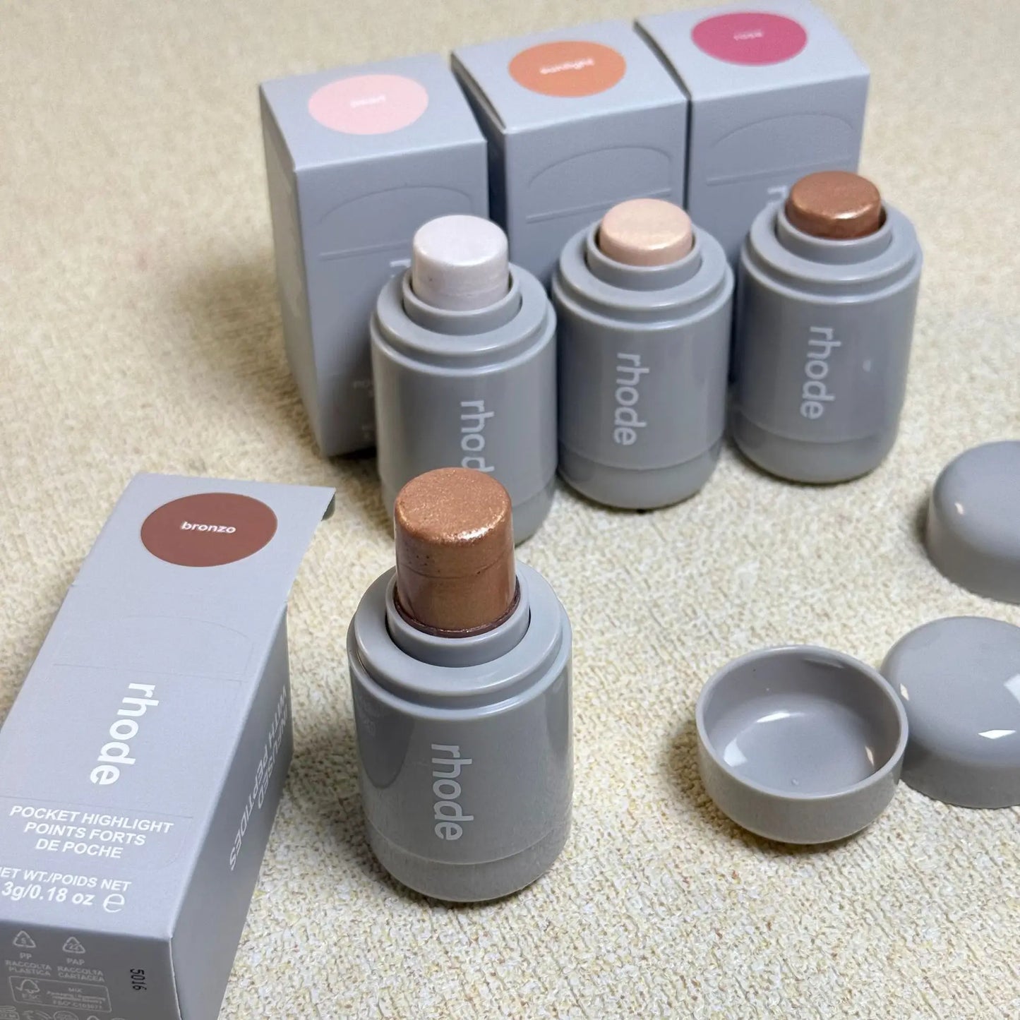 New Launched Rhode Highlight Stick Shiny Fine Glossy Cheekbones and Cheeks four Colors Brightening Bronzo Ssunlight Pearl Rose