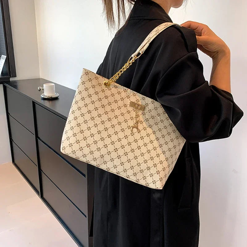 Women Luxury Design New Presbyopic Handbag Large Capacity Handbag Fashion Printing Shoulder Bag Trendy Shopping Bag with pendant