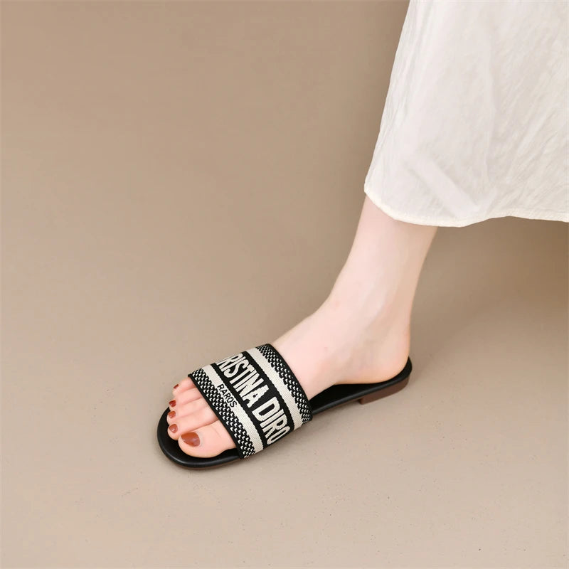 2026 New Casual Plus Size Flat Bottom Sandals Women's Hot Selling Vintage Outerwear Slippers Fashion Style Adult Footwear