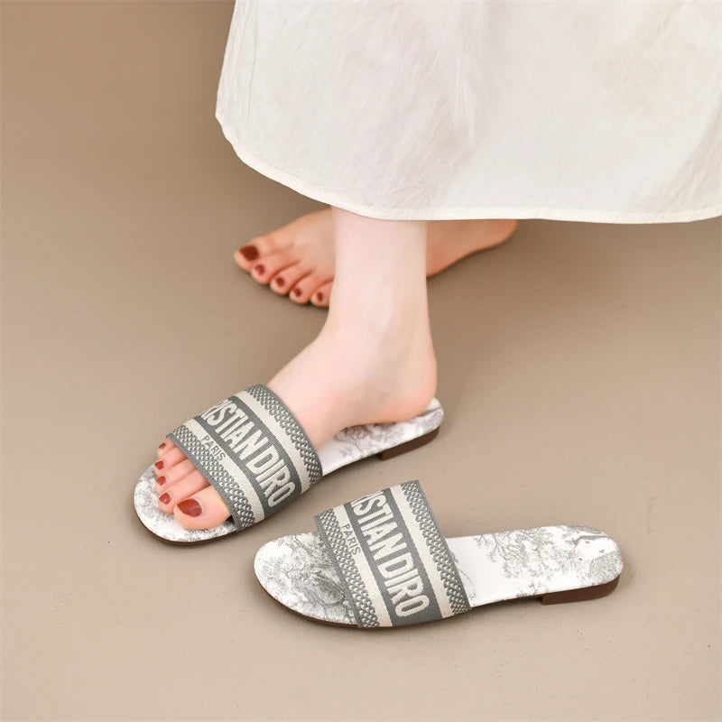 2026 New Casual Plus Size Flat Bottom Sandals Women's Hot Selling Vintage Outerwear Slippers Fashion Style Adult Footwear