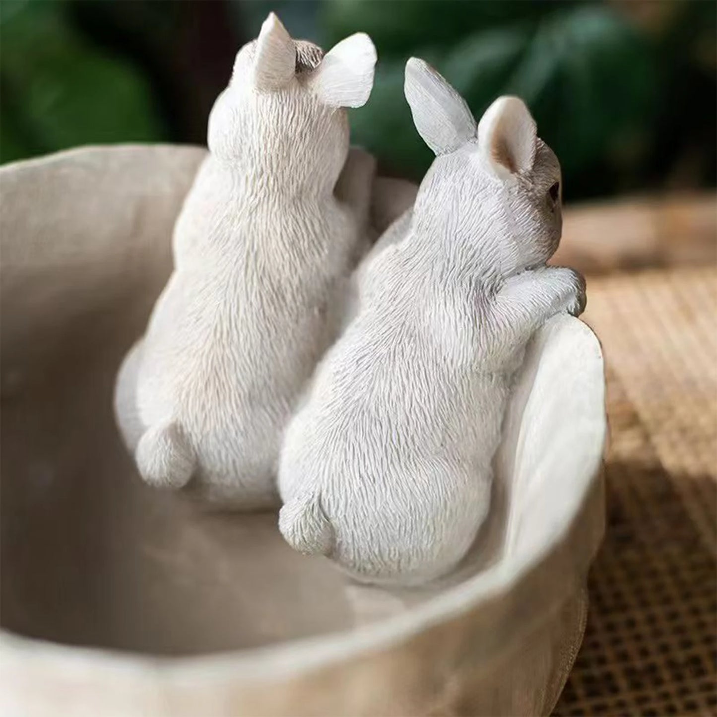 Resin Easter Bunny Planter Decorative Rabbits Flower Pots Ornament Cute Nordic Style Planter for Home Courtyard Lawn Decoration